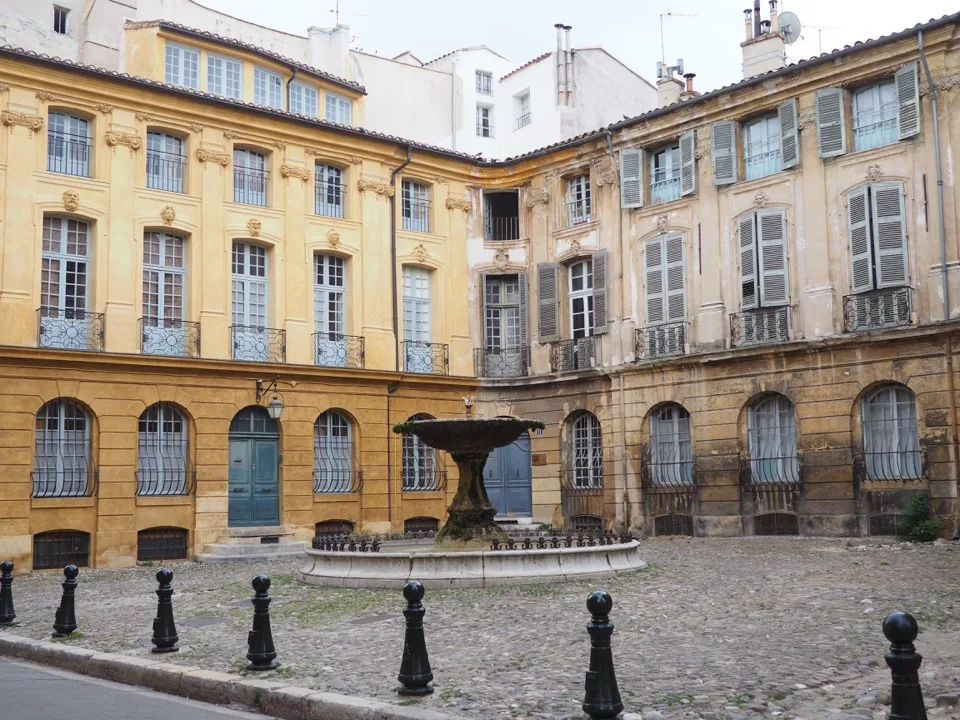 Innenhof eines Stadtpalais mit Brunnen in Aix-en-Provence