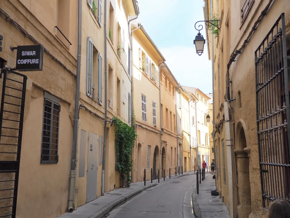 Schmale Straße mit ockerfarbenen Fassaden in Aix-en-Provence