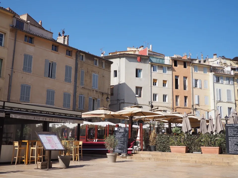 Von Restaurants gesäumter Platz im Zentrum von Aix-en-Provence
