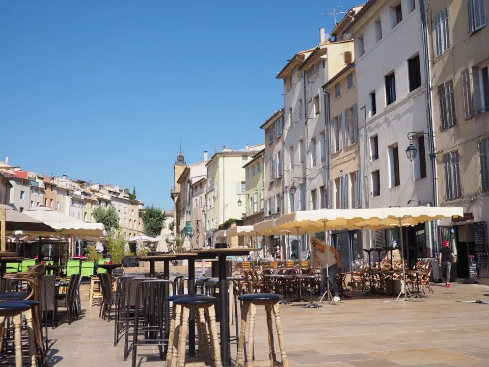 Caféterrassen auf einem sonnigen Platz in Aix-en-Provence