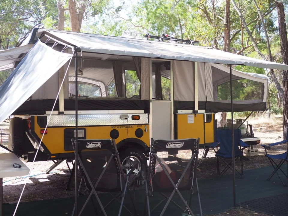 Camping-car vintage dans un camping boisé