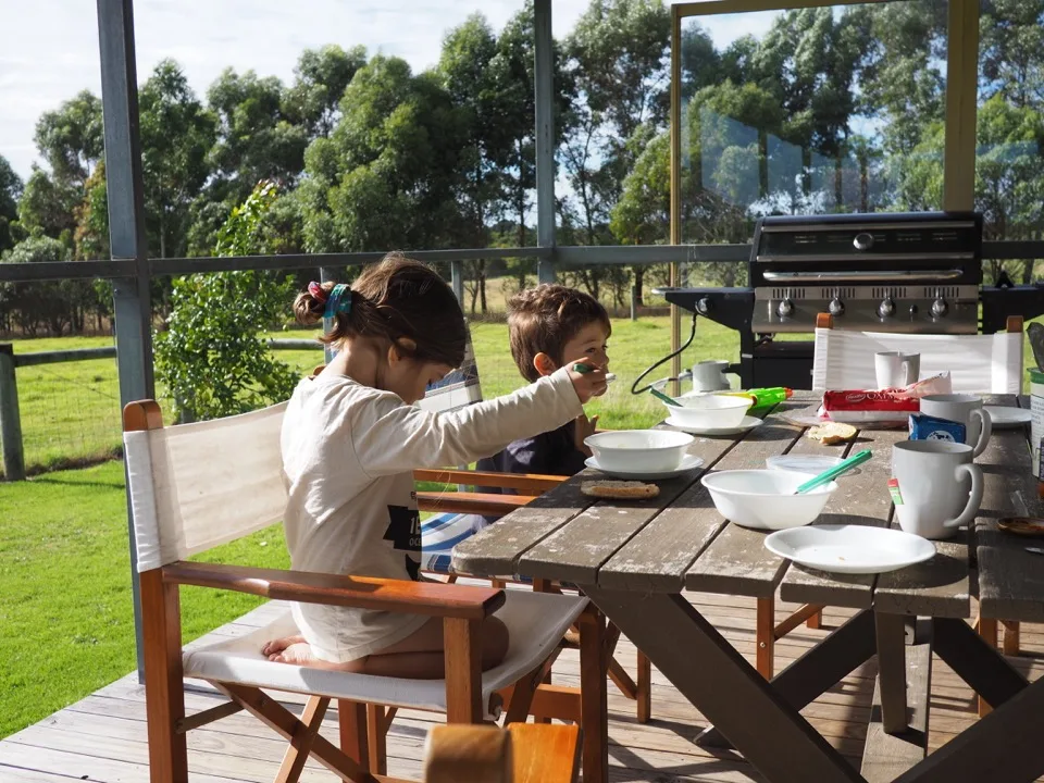 Repas en famille à l'extérieur d'une location de vacances