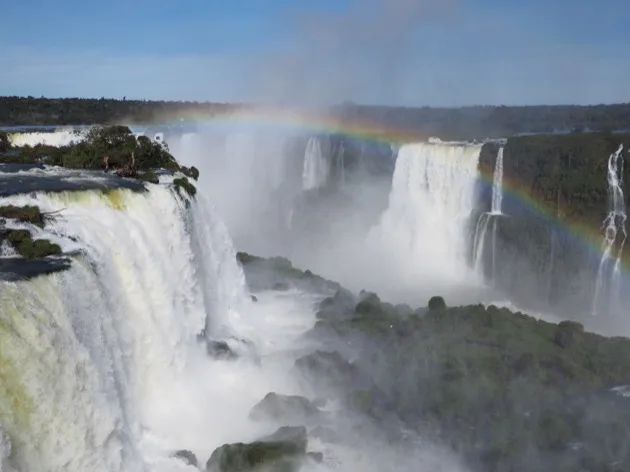 Chutes d'Iguazú et arc-en-ciel vus du côté argentin