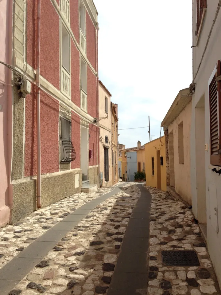 Ruelle étroite entre les maisons de Castellammare del Golfo