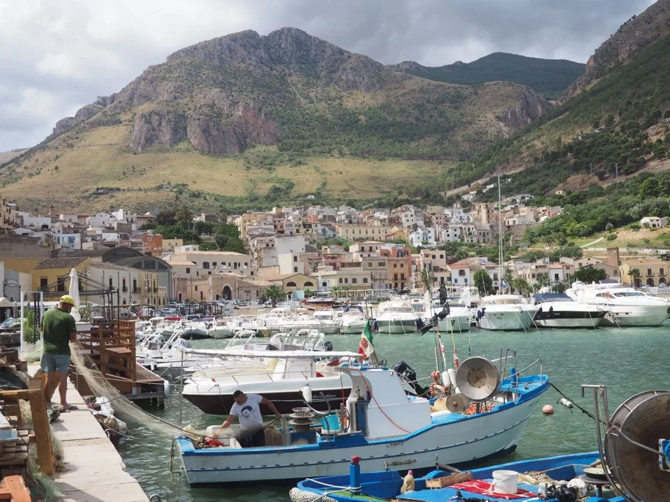 Bateaux de pêche dans le port de Castellammare del Golfo