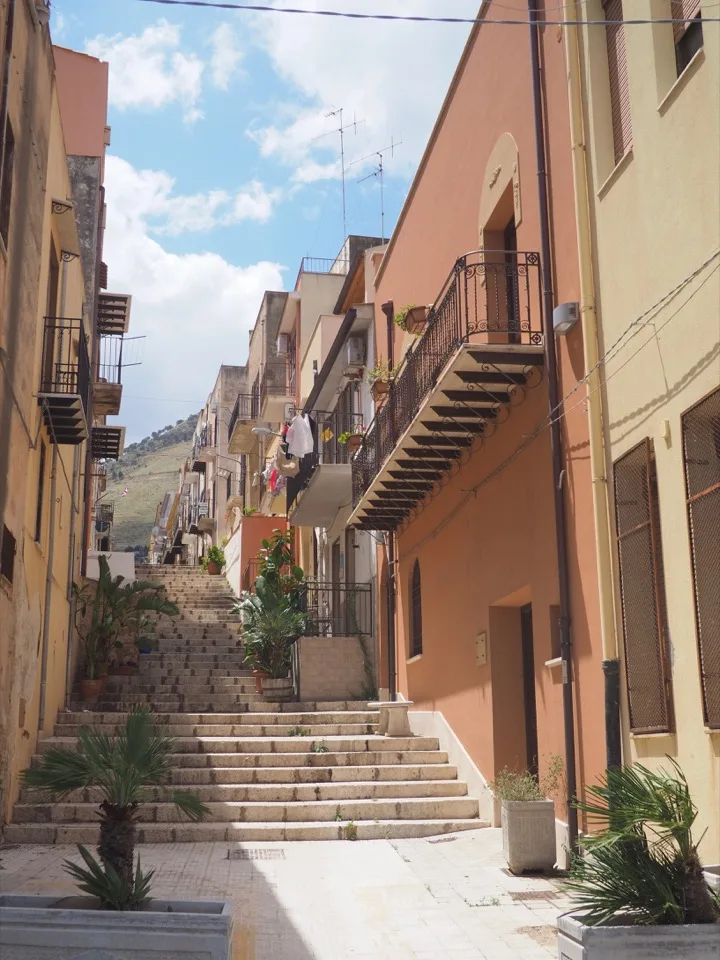 Escalier dans une ruelle de Castellammare del Golfo