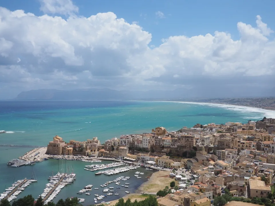 Vue aérienne sur la baie turquoise de Castellammare del Golfo