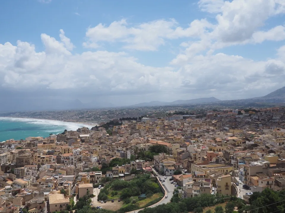 Vue panoramique sur Castellammare del Golfo et sa côte