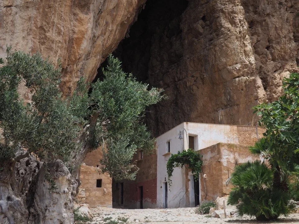 Maisons construites dans la grotte de Mangiapane en Sicile