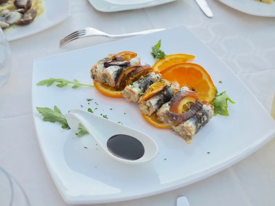 Plat de poisson servi avec des tranches d'orange en Sicile
