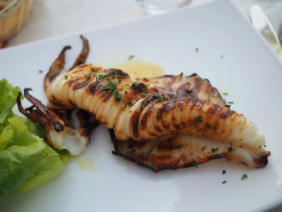 Calamar grillé servi dans un restaurant sicilien