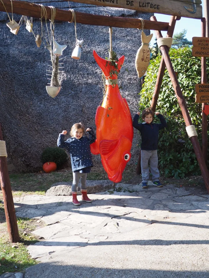 Figurine d'Halloween suspendue au Parc Astérix