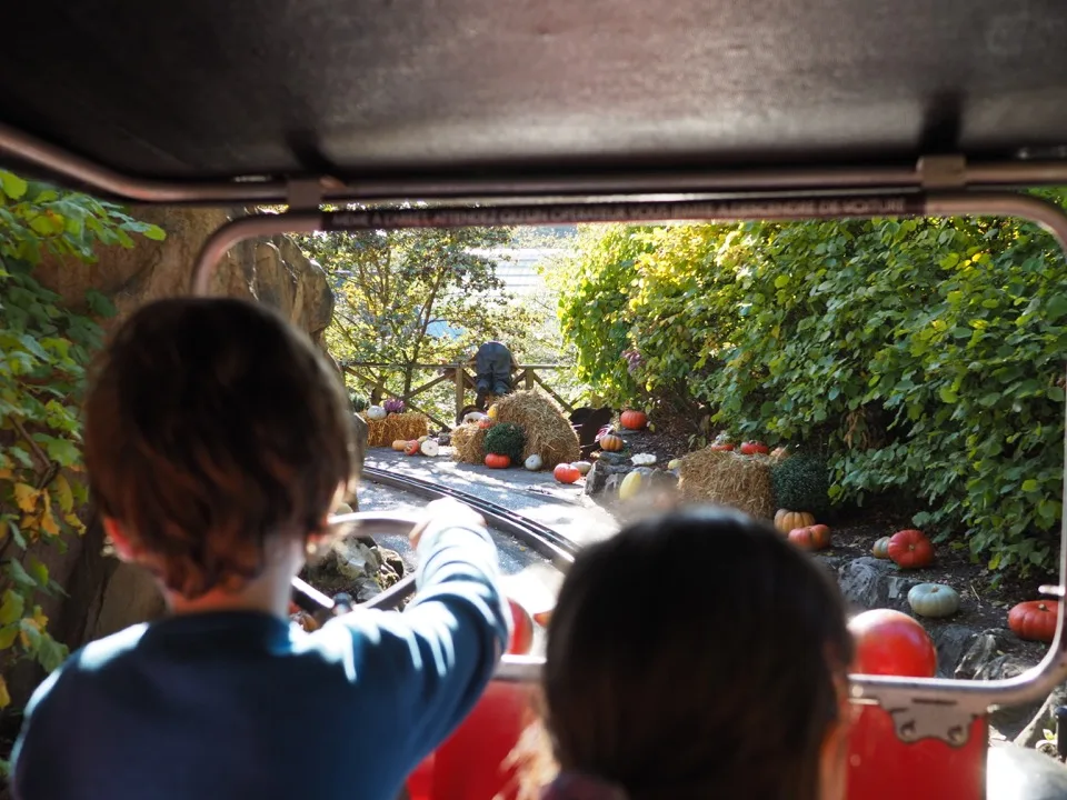 Famille chevauchant une attraction de citrouilles
