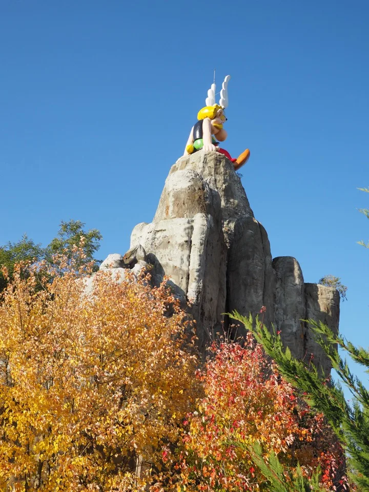 Statue d'Astérix sur un rocher