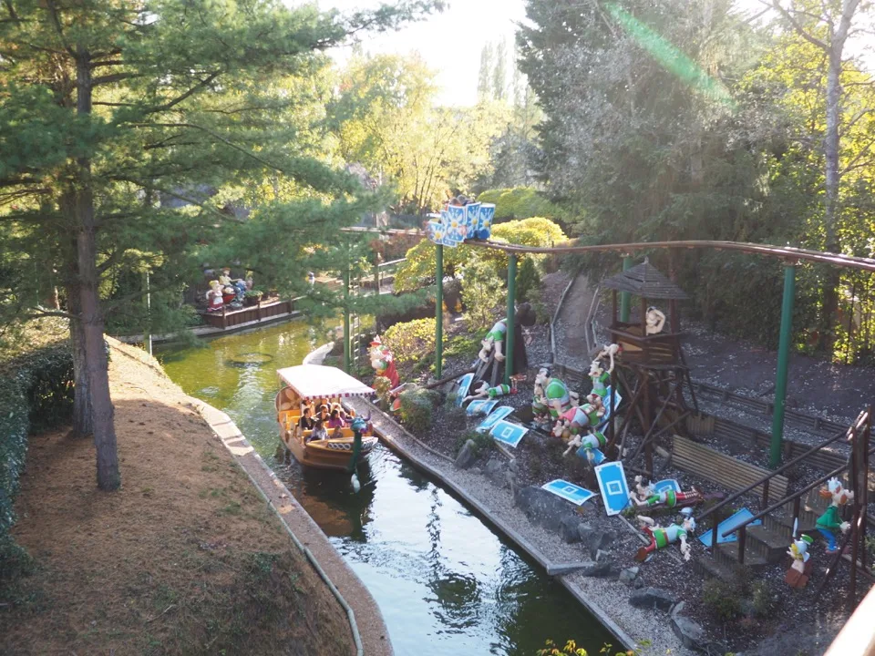 Scène d'Halloween le long d'une balade aquatique au Parc Astérix