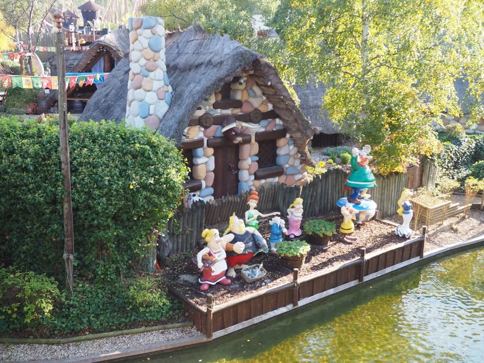 Attraction Blanche Neige et les Sept Nains au Parc Astérix