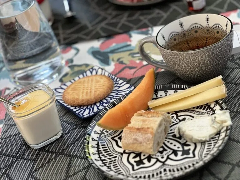 Petit-déjeuner avec boissons chaudes et viennoiseries