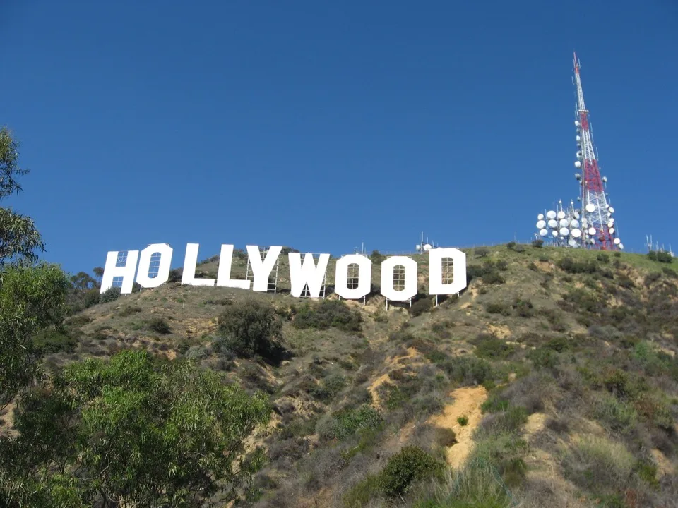 Lettres blanches du panneau Hollywood sur une colline de Los Angeles