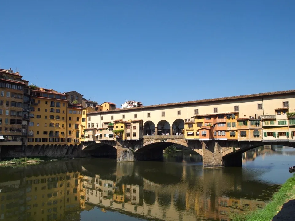 Blick auf die Spiegelung des Ponte Vecchio im Arno in Florenz