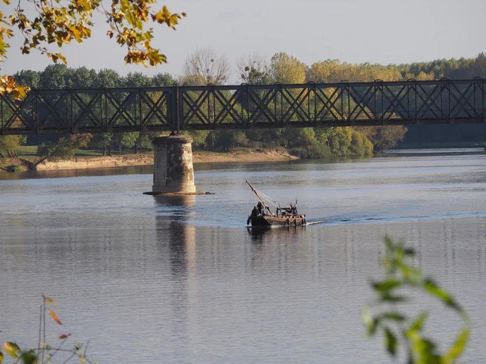 Pont ferroviaire métallique traversant la Vienne