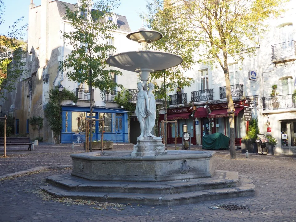 Fontaine en pierre sur une place de Chinon