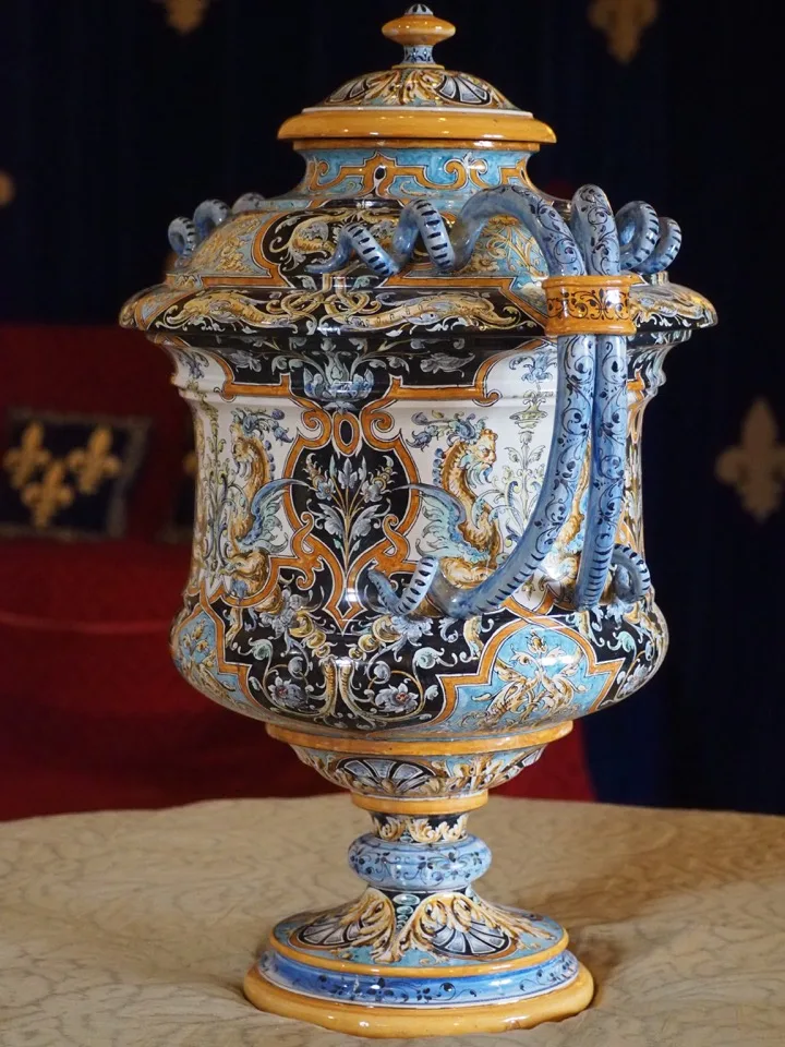 Récipient en céramique orné à l'intérieur du Château du Rivau