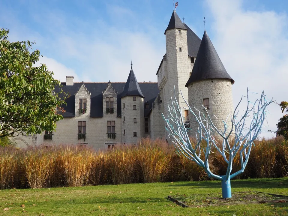 Château du Rivau et une sculpture d'arbre bleu