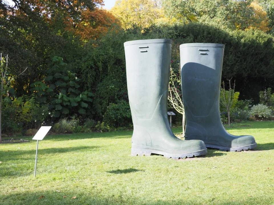Sculptures géantes de bottes Wellington dans les jardins du Château du Rivau