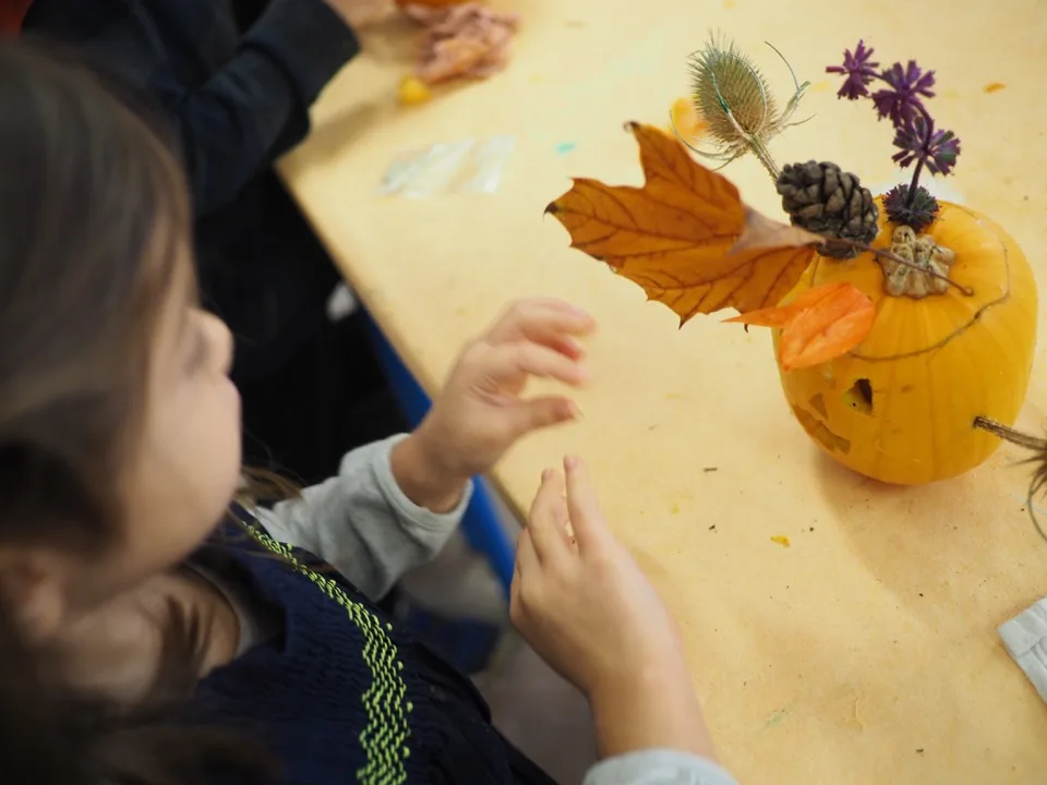 Des citrouilles d'automne en décoration au Château du Rivau