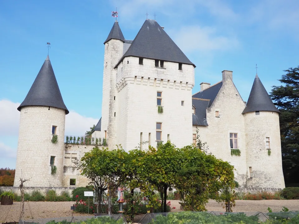 Château du Rivau sous un ciel bleu