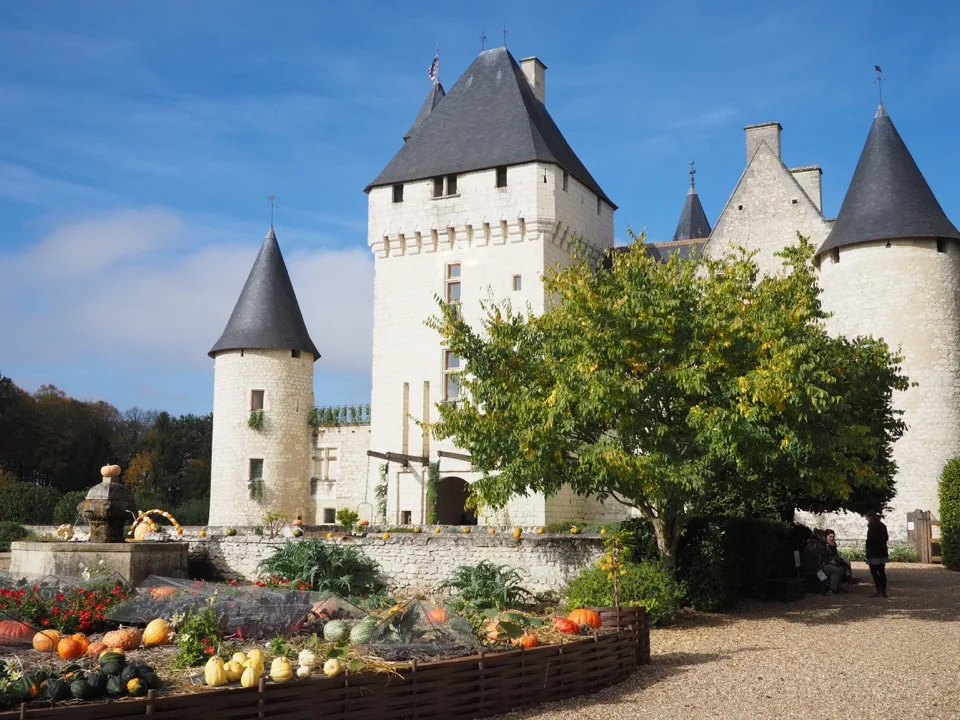 Château du Rivau décoré de citrouilles d'automne