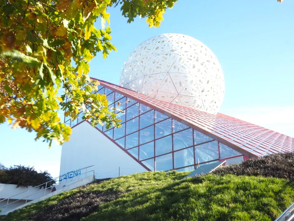 Bâtiment géométrique réfléchissant les arbres au Futuroscope