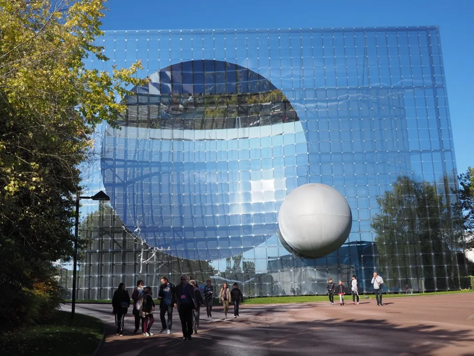 Bâtiment vitré et sphère blanche au Futuroscope