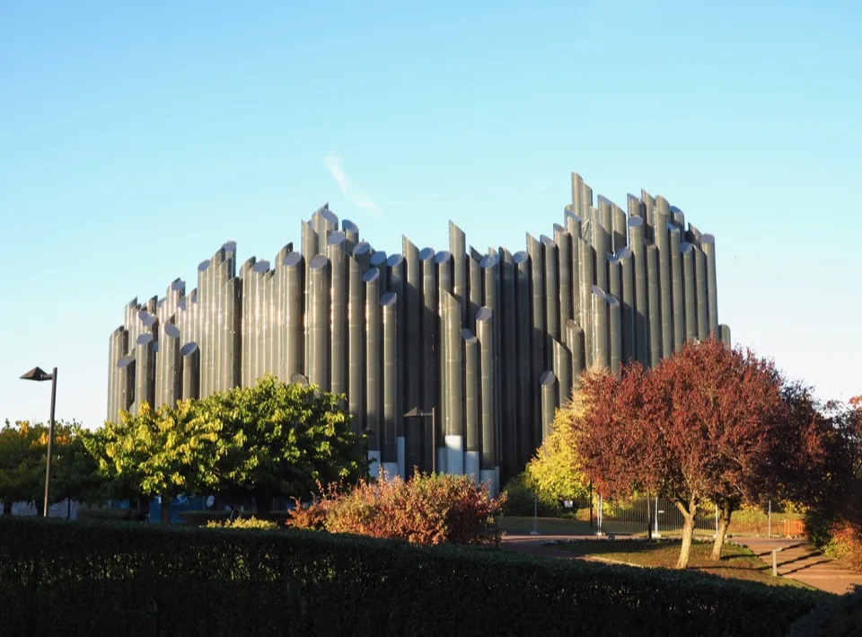Pavillon aux colonnes verticales dans le parc du Futuroscope