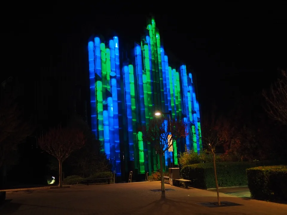 Pavillon illuminé de bleu et de vert au Futuroscope
