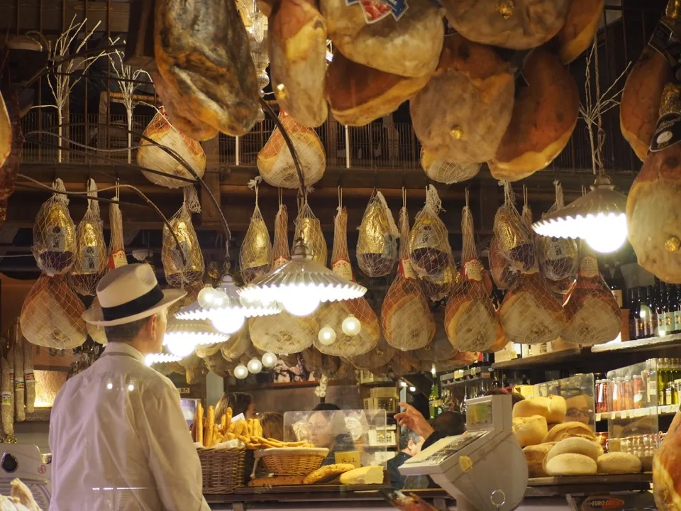 Jambons suspendus dans une épicerie de Bologne