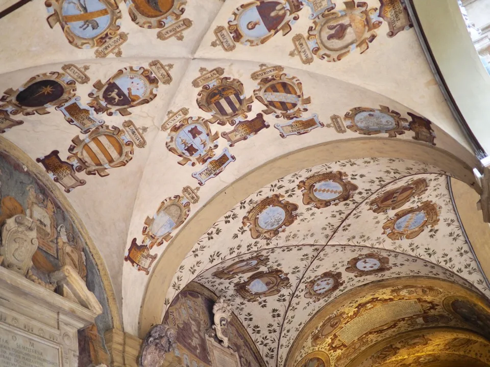Voûtes ornées de fresques dans un palais de Bologne