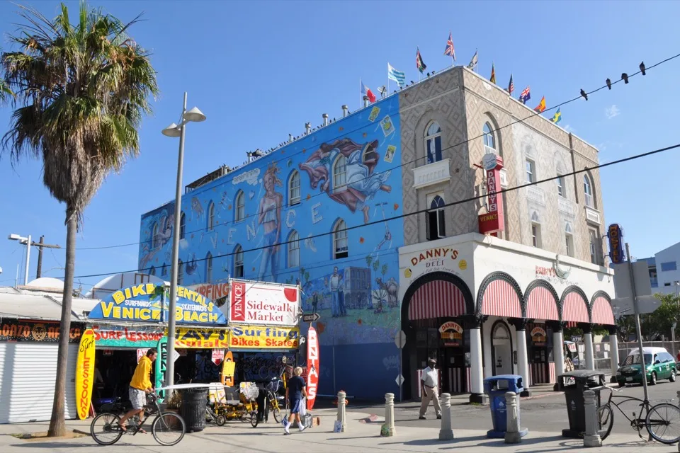Façade peinte et commerces sur la promenade de Venice Beach à Los Angeles