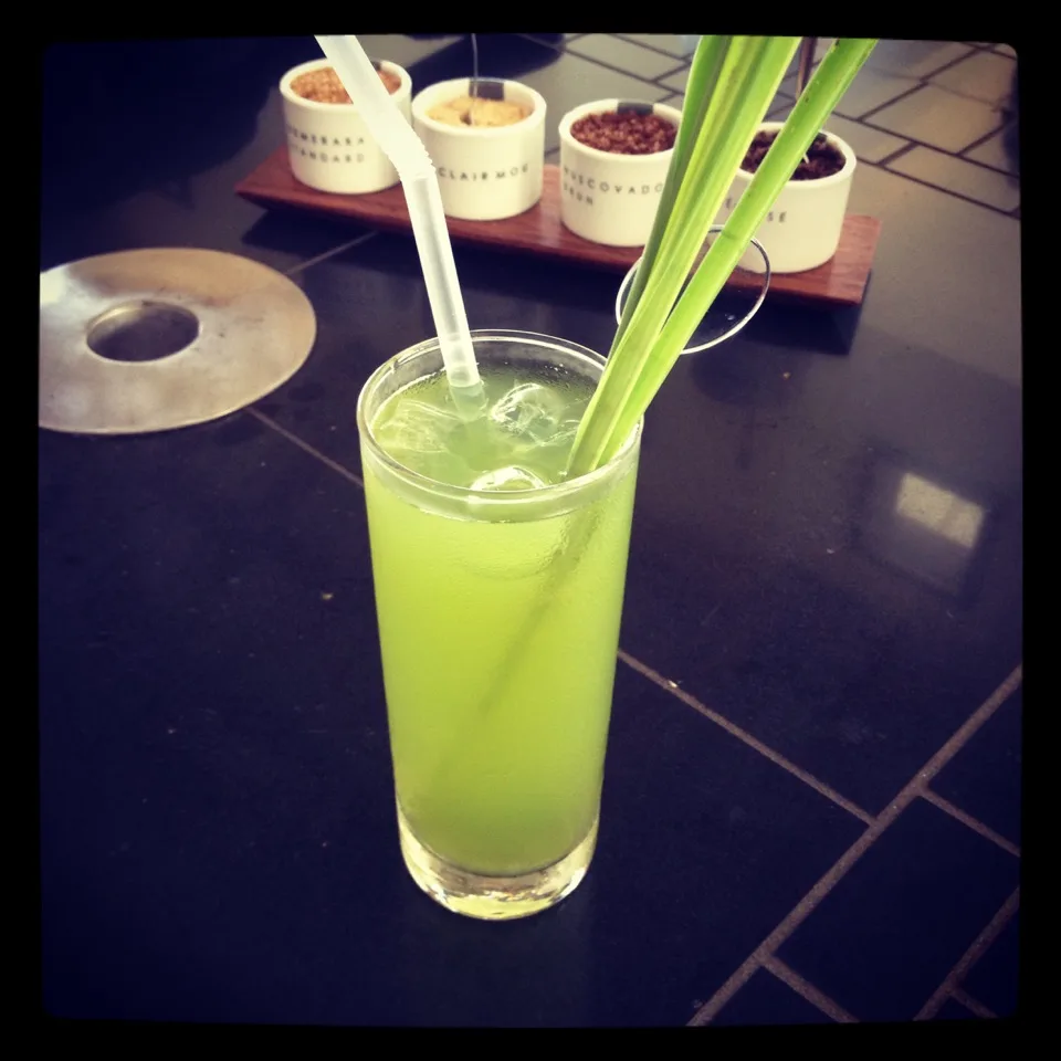 Verre de jus vert