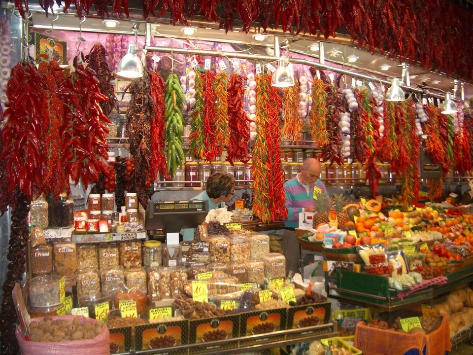 Épices et piments séchés au marché de La Boqueria