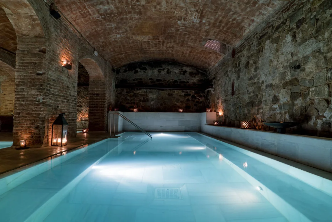 Piscine souterraine dans les anciens bains voûtés en briques d'Aire à Barcelone