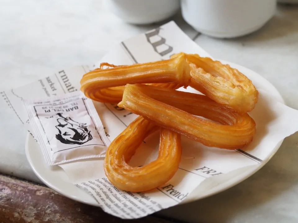Churros servis sur une assiette à Barcelone