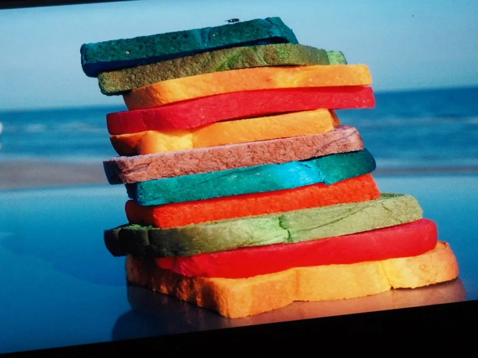 Pile de tranches de pain aux couleurs vives au bord de la mer