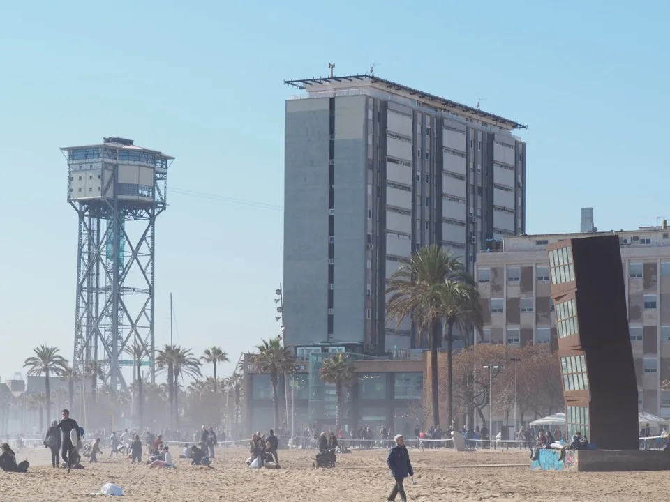 Plage de la Barceloneta et sa tour emblématique