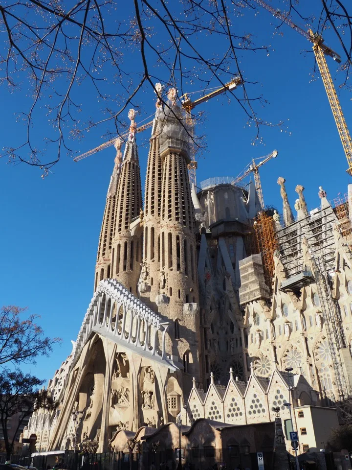 Sagrada Família contre un ciel bleu clair