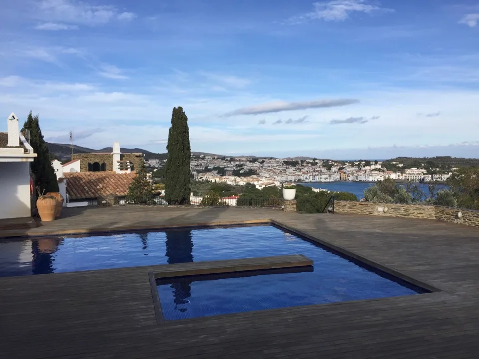 Piscine à débordement surplombant le paysage près de Cadaqués