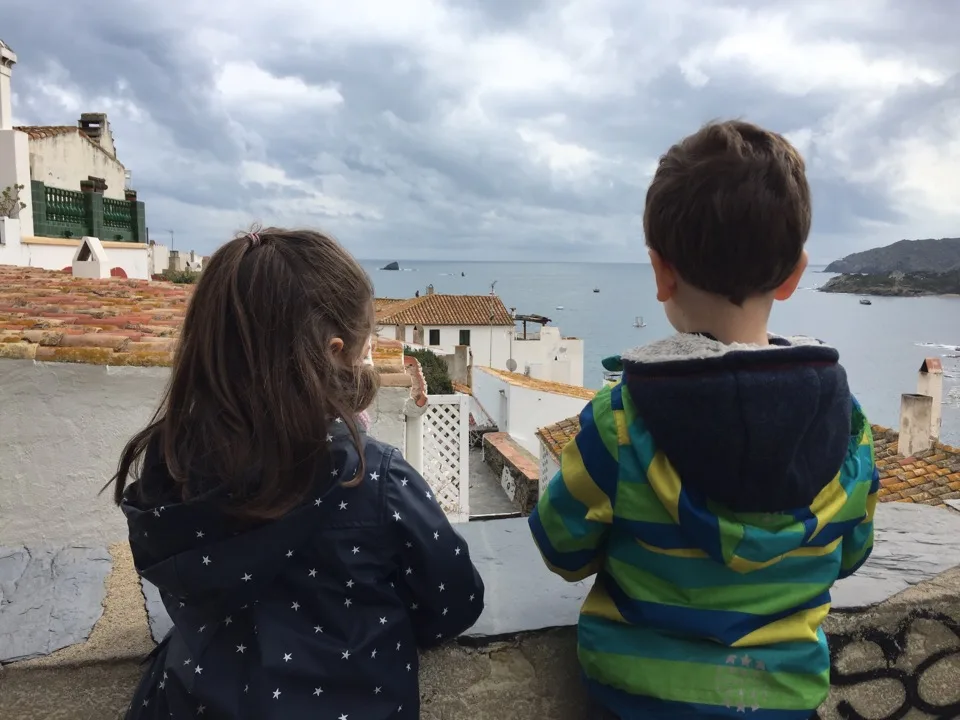 Famille de dos face aux maisons blanches de Cadaqués