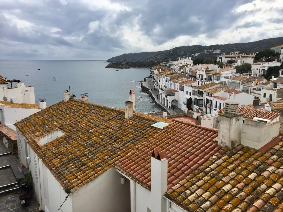 Toits de tuiles et baie de Cadaqués vus d'en haut