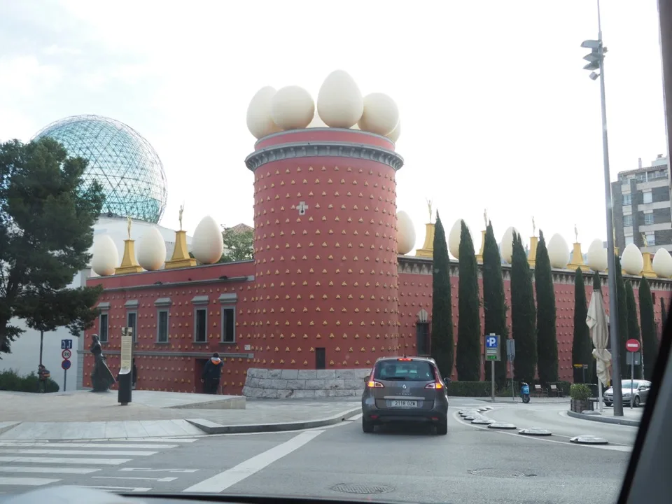 Façade du musée Dalí surmontée d'œufs géants à Figueres