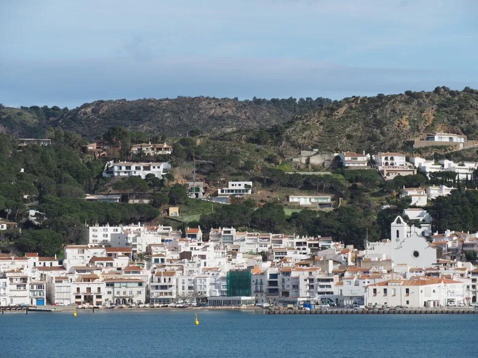 Maisons blanches de Cadaqués le long de la côte